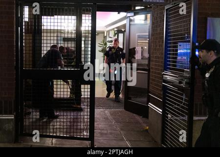 Seattle, États-Unis. 27 avril 2023. Vers 10:00pm la police a reçu un appel de 911 signalant une fusillade présumée près de 2nd ave et Yesler par la station Pioneer Square Lightrail. La police a rapidement réagi et a localisé plusieurs chambranles usés dans une allée et une porte en verre endommagée dans un appartement voisin. Seattle continue de lutter contre une augmentation de la criminalité dans le centre-ville. James Anderson/Alay Live News Banque D'Images