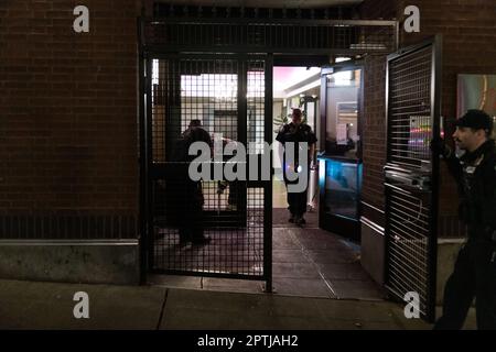 Seattle, États-Unis. 27 avril 2023. Vers 10:00pm la police a reçu un appel de 911 signalant une fusillade présumée près de 2nd ave et Yesler par la station Pioneer Square Lightrail. La police a rapidement réagi et a localisé plusieurs chambranles usés dans une allée et une porte en verre endommagée dans un appartement voisin. Seattle continue de lutter contre une augmentation de la criminalité dans le centre-ville. James Anderson/Alay Live News Banque D'Images