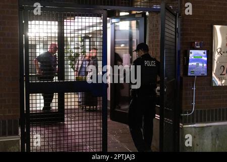 Seattle, États-Unis. 27 avril 2023. Vers 10:00pm la police a reçu un appel de 911 signalant une fusillade présumée près de 2nd ave et Yesler par la station Pioneer Square Lightrail. La police a rapidement réagi et a localisé plusieurs chambranles usés dans une allée et une porte en verre endommagée dans un appartement voisin. Seattle continue de lutter contre une augmentation de la criminalité dans le centre-ville. James Anderson/Alay Live News Banque D'Images