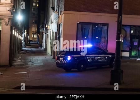 Seattle, États-Unis. 27 avril 2023. Vers 10:00pm la police a reçu un appel de 911 signalant une fusillade présumée près de 2nd ave et Yesler par la station Pioneer Square Lightrail. La police a rapidement réagi et a localisé plusieurs chambranles usés dans une allée et une porte en verre endommagée dans un appartement voisin. Seattle continue de lutter contre une augmentation de la criminalité dans le centre-ville. James Anderson/Alay Live News Banque D'Images