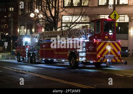 Seattle, États-Unis. 27 avril 2023. Vers 10:00pm la police a reçu un appel de 911 signalant une fusillade présumée près de 2nd ave et Yesler par la station Pioneer Square Lightrail. La police a rapidement réagi et a localisé plusieurs chambranles usés dans une allée et une porte en verre endommagée dans un appartement voisin. Seattle continue de lutter contre une augmentation de la criminalité dans le centre-ville. James Anderson/Alay Live News Banque D'Images