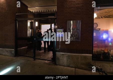 Seattle, États-Unis. 27 avril 2023. Vers 10:00pm la police a reçu un appel de 911 signalant une fusillade présumée près de 2nd ave et Yesler par la station Pioneer Square Lightrail. La police a rapidement réagi et a localisé plusieurs chambranles usés dans une allée et une porte en verre endommagée dans un appartement voisin. Seattle continue de lutter contre une augmentation de la criminalité dans le centre-ville. James Anderson/Alay Live News Banque D'Images