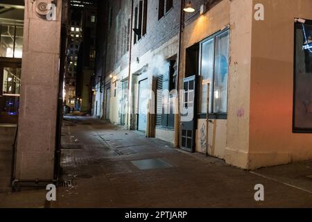 Seattle, États-Unis. 27 avril 2023. Vers 10:00pm la police a reçu un appel de 911 signalant une fusillade présumée près de 2nd ave et Yesler par la station Pioneer Square Lightrail. La police a rapidement réagi et a localisé plusieurs chambranles usés dans une allée et une porte en verre endommagée dans un appartement voisin. Seattle continue de lutter contre une augmentation de la criminalité dans le centre-ville. James Anderson/Alay Live News Banque D'Images