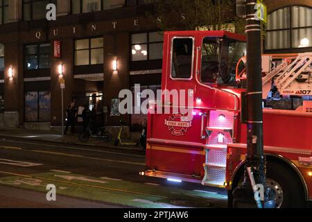 Seattle, États-Unis. 27 avril 2023. Vers 10:00pm la police a reçu un appel de 911 signalant une fusillade présumée près de 2nd ave et Yesler par la station Pioneer Square Lightrail. La police a rapidement réagi et a localisé plusieurs chambranles usés dans une allée et une porte en verre endommagée dans un appartement voisin. Seattle continue de lutter contre une augmentation de la criminalité dans le centre-ville. James Anderson/Alay Live News Banque D'Images