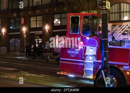 Seattle, États-Unis. 27 avril 2023. Vers 10:00pm la police a reçu un appel de 911 signalant une fusillade présumée près de 2nd ave et Yesler par la station Pioneer Square Lightrail. La police a rapidement réagi et a localisé plusieurs chambranles usés dans une allée et une porte en verre endommagée dans un appartement voisin. Seattle continue de lutter contre une augmentation de la criminalité dans le centre-ville. James Anderson/Alay Live News Banque D'Images