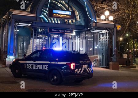 Seattle, États-Unis. 27 avril 2023. Vers 10:00pm la police a reçu un appel de 911 signalant une fusillade présumée près de 2nd ave et Yesler par la station Pioneer Square Lightrail. La police a rapidement réagi et a localisé plusieurs chambranles usés dans une allée et une porte en verre endommagée dans un appartement voisin. Seattle continue de lutter contre une augmentation de la criminalité dans le centre-ville. James Anderson/Alay Live News Banque D'Images