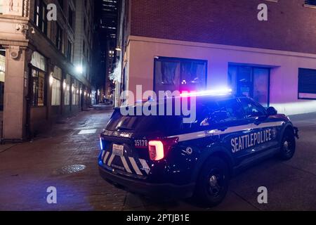 Seattle, États-Unis. 27 avril 2023. Vers 10:00pm la police a reçu un appel de 911 signalant une fusillade présumée près de 2nd ave et Yesler par la station Pioneer Square Lightrail. La police a rapidement réagi et a localisé plusieurs chambranles usés dans une allée et une porte en verre endommagée dans un appartement voisin. Seattle continue de lutter contre une augmentation de la criminalité dans le centre-ville. James Anderson/Alay Live News Banque D'Images