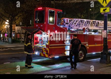 Seattle, États-Unis. 27 avril 2023. Vers 10:00pm la police a reçu un appel de 911 signalant une fusillade présumée près de 2nd ave et Yesler par la station Pioneer Square Lightrail. La police a rapidement réagi et a localisé plusieurs chambranles usés dans une allée et une porte en verre endommagée dans un appartement voisin. Seattle continue de lutter contre une augmentation de la criminalité dans le centre-ville. James Anderson/Alay Live News Banque D'Images