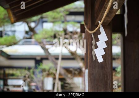 Shide sur Shimenawa dans un Shinto Shinto Shrine japonais à Takayama, Hida, Gifu, Japon. Banque D'Images