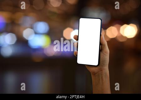 Smartphone portable avec écran vierge sur fond bokeh clair Banque D'Images