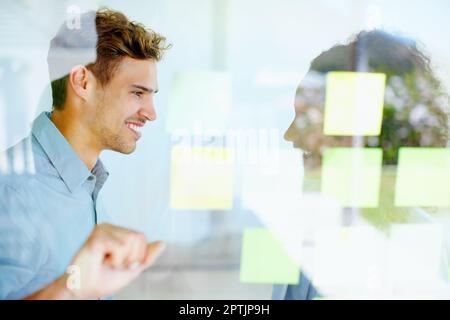 Couple d'affaires en discussion. Homme d'affaires et femme discutant avec des notes adhésives collées sur le verre Banque D'Images