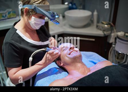 Soins de beauté modernes pour les plus jeunes. un homme qui reçoit un lève-personne non invasif dans une clinique de beauté Banque D'Images