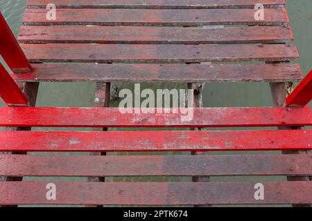 L'arrière-plan de l'escalier d'escalier rouge endommagé Banque D'Images