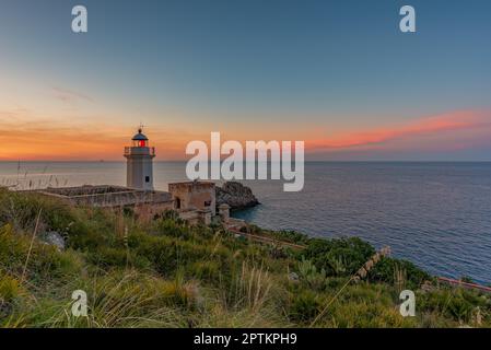 Phare de Capo Zafferano au crépuscule, Sicile Banque D'Images