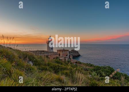 Phare de Capo Zafferano au crépuscule, Sicile Banque D'Images