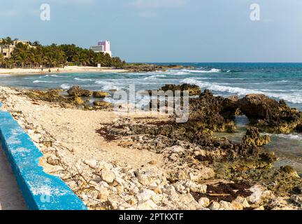 Côte et mer des Rocheuses, côte nord-est d'Isla Mujeres, côte des Caraïbes, Cancun, Quintana Roo, Mexique Banque D'Images