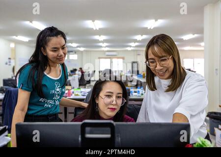 (230428) -- BANGKOK, 28 avril 2023 (Xinhua) -- Pannaros Boonserm (R) travaille à la société de supervision de la première section du projet ferroviaire Chine-Thaïlande dans la province de Nakhon Ratchasima, Thaïlande, le 23 février 2023. Pannaros Boonserm, 33 ans, est traducteur dans une société de supervision pour la première section du projet ferroviaire Chine-Thaïlande. Le chemin de fer Chine-Thaïlande, une partie importante du réseau ferroviaire transasiatique, sera le premier chemin de fer à grande vitesse de calibre standard de la Thaïlande. La première section, reliant la capitale thaïlandaise de Bangkok à la province de Nakhon Ratchasima, dans laquelle Pannaros Banque D'Images