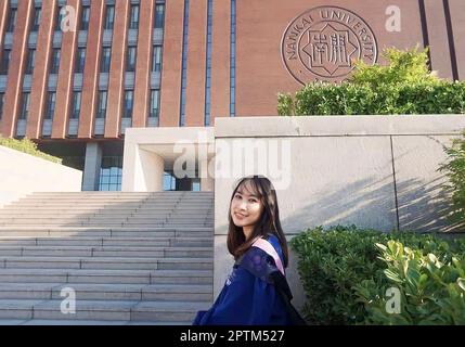 (230428) -- BANGKOK, 28 avril 2023 (Xinhua) -- cette photo de fichier non daté montre Pannaros Boonserm posant pour des photos de remise des diplômes à l'Université de Nankai à Tianjin, dans le nord de la Chine. Pannaros Boonserm, 33 ans, est traducteur dans une société de supervision pour la première section du projet ferroviaire Chine-Thaïlande. Le chemin de fer Chine-Thaïlande, une partie importante du réseau ferroviaire transasiatique, sera le premier chemin de fer à grande vitesse de calibre standard de la Thaïlande. La première section, reliant la capitale thaïlandaise de Bangkok à la province de Nakhon Ratchasima, dans laquelle Pannaros vit pour le moment avec ses grands-parents, est e Banque D'Images