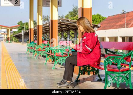 (230428) -- BANGKOK, 28 avril 2023 (Xinhua) -- Pannaros Boonserm attend à la gare de Pak Chong dans la province de Nakhon Ratchasima, Thaïlande, 23 février 2023. Pannaros Boonserm, 33 ans, est traducteur dans une société de supervision pour la première section du projet ferroviaire Chine-Thaïlande. Le chemin de fer Chine-Thaïlande, une partie importante du réseau ferroviaire transasiatique, sera le premier chemin de fer à grande vitesse de calibre standard de la Thaïlande. La première section, reliant la capitale thaïlandaise de Bangkok à la province de Nakhon Ratchasima, dans laquelle Pannaros vit pour le moment avec ses grands-parents, devrait mettre Banque D'Images