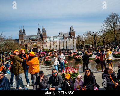 27 avril, Amsterdam. Le jour du roi est réputé pour être l'une des festivités les plus grandes et les plus colorées du pays, en particulier à Amsterdam. La ville regorge d'orange tandis que les gens apprécient la plus grande fête de rue de l'année, en profitant des marchés gratuits et en s'amusant sur les bateaux le long des canaux. Banque D'Images