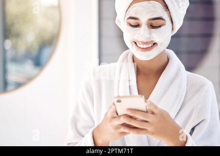 Soins de la peau, masque de visage et femme sur smartphone pour les médias sociaux examen de cosmétiques, blog et recherche dermatologie avantages en ligne. Beauté, visage produit Banque D'Images