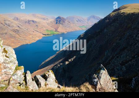 Lac Wastwater et cries prises de dessus les cries regardant vers Wasdale Head. Et Grand Gable, Pillar et Yewbarrow. Banque D'Images