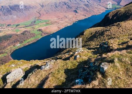 Vue panoramique sur Wastwater, le lac et les cries, prise de dessus les cries en direction de Wasdale Head. Banque D'Images