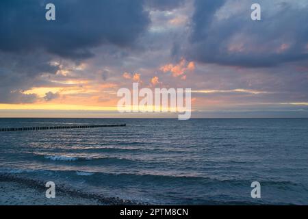 Coucher de soleil sur la mer Baltique. Mer, haricots couleurs fortes. Vacances sur la plage. Ambiance romantique sur le darss. Photo paysage. Banque D'Images