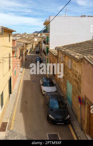 Alcudia, Mallorca, Espagne - 31,Mars,2023, rue dans la vieille ville médiévale d'Alcudia, Majorque, Espagne Banque D'Images