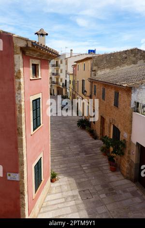 Alcudia, Mallorca, Espagne - 31,Mars,2023, rue dans la vieille ville médiévale d'Alcudia, Majorque, Espagne Banque D'Images