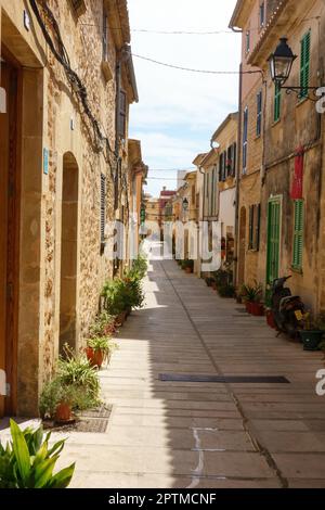 Alcudia, Mallorca, Espagne - 31,Mars,2023, rue dans la vieille ville médiévale d'Alcudia, Majorque, Espagne Banque D'Images