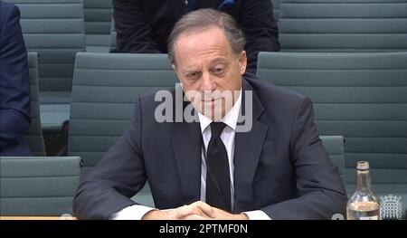 Capture d'écran du fichier datée du 07/02/23, prise du Parlement TV du président de la BBC Richard Sharp comparaissant devant la Commission du numérique, de la culture, des médias et du sport (DCMS) des communes, Après la divulgation qu'il a aidé l'ancien Premier ministre Boris Johnson à obtenir un prêt de £800 000 personnes avant d'appuyer sa nomination à la tête du diffuseur. M. Sharp a déclaré qu'il quittait ses fonctions de président de la BBC pour « donner la priorité aux intérêts » du diffuseur après qu'un rapport d'Adam Hepinstall ait révélé qu'il avait enfreint le code de gouvernance pour les nominations publiques. Banque D'Images