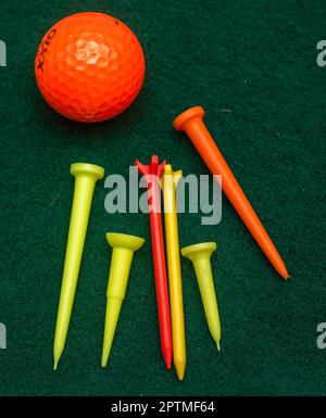 Accessoires de golf, y compris les coupes de golf et les composants TeesPlastic Banque D'Images