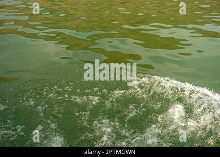 L'eau s'est éclaboussé sur la rivière ou le lac Banque D'Images