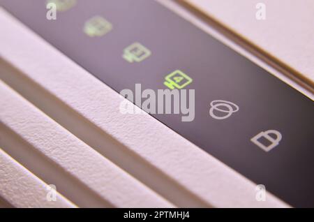 Photo détaillée d'ampoules l'Internet modem. Résumé arrière-plan technique. Les feux lumineux moderne sur la surface de plastique blanc routeur wi-fi Banque D'Images