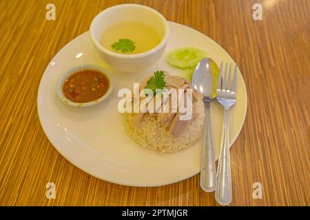 Riz au poulet avec soupe, salade et sauce Banque D'Images