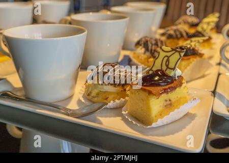 Pause café tasses de café chaud et gâteaux sur table en bois Banque D'Images