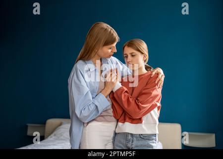 Femme aimantée inquiète mère embrassant bouleversé fille adolescente, à l'écoute et à l'appui de l'enfant Banque D'Images