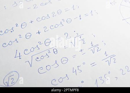 Papier avec des calculs mathématiques écrits comme arrière-plan, gros plan Banque D'Images