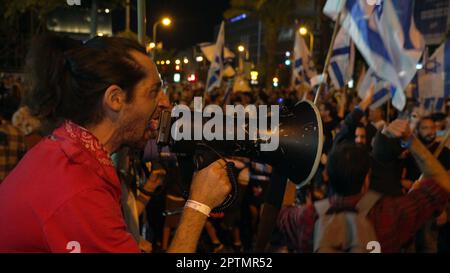 Les Israéliens participent à une manifestation contre la révision judiciaire du gouvernement israélien alors qu'Israël a lancé les célébrations annuelles du jour de l'indépendance à 25 avril 2023 à tel-Aviv, en Israël. Banque D'Images