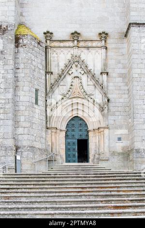 Entrée principale de la cathédrale de Guarda, au Portugal. Style gothique. Banque D'Images