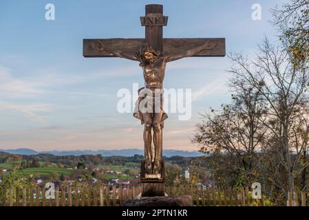 Jésus a été crucifié sur une croix en bois au monastère d'Andechs avec ciel, horizon et contreforts alpins bavarois Banque D'Images