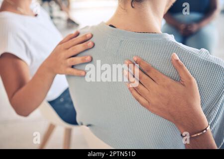 Mains, santé mentale et soutien dans la thérapie de groupe pour la femme souffrant de dépression, de stress et de traumatismes de près. Réunion main, personnes et aa par communauté Banque D'Images