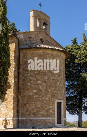 Capella Di Vitaleta dans la campagne entre San Quirico et Pienza dans le Val d'Orcia Toscane. Italie Banque D'Images