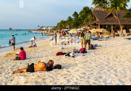 Personnes sur la plage Playa Norte, Isla Mujeres, côte des Caraïbes, Cancun, Quintana Roo, Mexique Banque D'Images