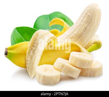 Banane jaune mûre pelée, morceaux de banane et feuille isolés sur fond blanc. Banque D'Images