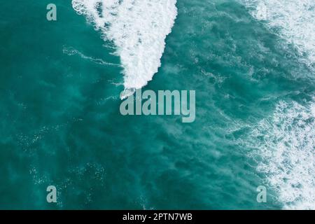 Tir de drone d'une vague de surfeur à Hawaï Banque D'Images