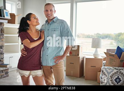 C'est un endroit que nous pouvons appeler à la maison. un jeune couple qui entre dans leur nouvelle maison. Banque D'Images