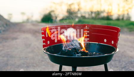 Barbecue sur le grill, feu de flamme avec des charbons, picknick dans la nature Banque D'Images