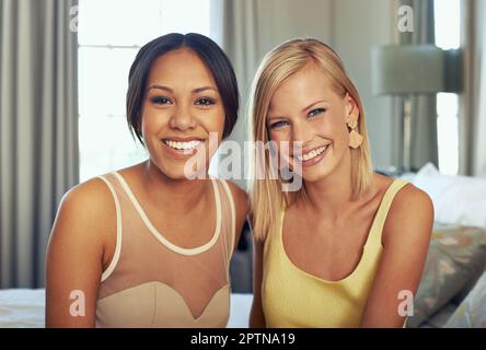 Je me suis traîner avec mon BFF. Portrait de deux jeunes femmes attrayantes riant heureusement Banque D'Images